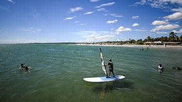 Bañistas disfrutan de la playa El Yaque en la isla de Margarita, estado de Nueva Esparta, Venezuela, el 24 de noviembre de 2024. Margarita, la isla principal de Venezuela, es un paraíso caribeño en decadencia tras años de devaluaciones, inflación, una pandemia y el colapso de los servicios públicos. (Foto de Juan BARRETO / AFP)