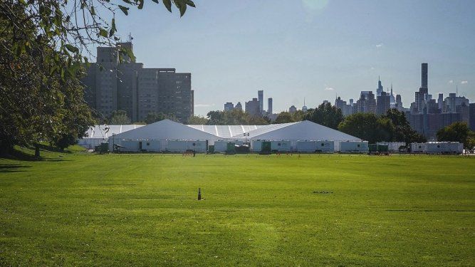 El Centro Humanitario de Ayuda y Respuesta de Emergencia de Randall, un complejo de grandes carpas que la ciudad de Nueva York empleará como refugio temporal para migrantes internacionales enviados en autobús por estados fronterizos sureños, el martes 18 de octubre de 2022, en Nueva York. El refugio empezará a recibir a hombres adultos que hayan llegado solos el miércoles 19 de octubre.&nbsp;