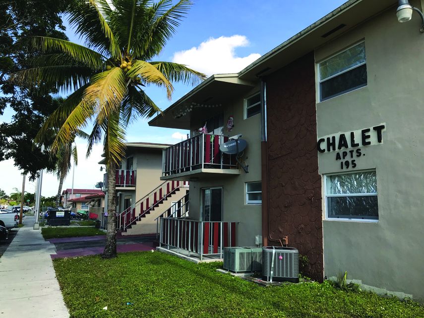 Fachada del edificio Chalet, cuyos inquilinos aseguran que no pagarán una cuota que les pide el dueño de la propiedad para cubrir una multa que no existe en los registros de la Ciudad de Hialeah.