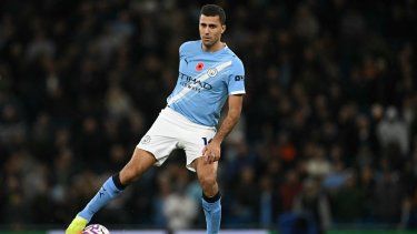 El centrocampista español del Manchester City, Rodri, controla el balón en un partido, el 2 de noviembre de 2025.