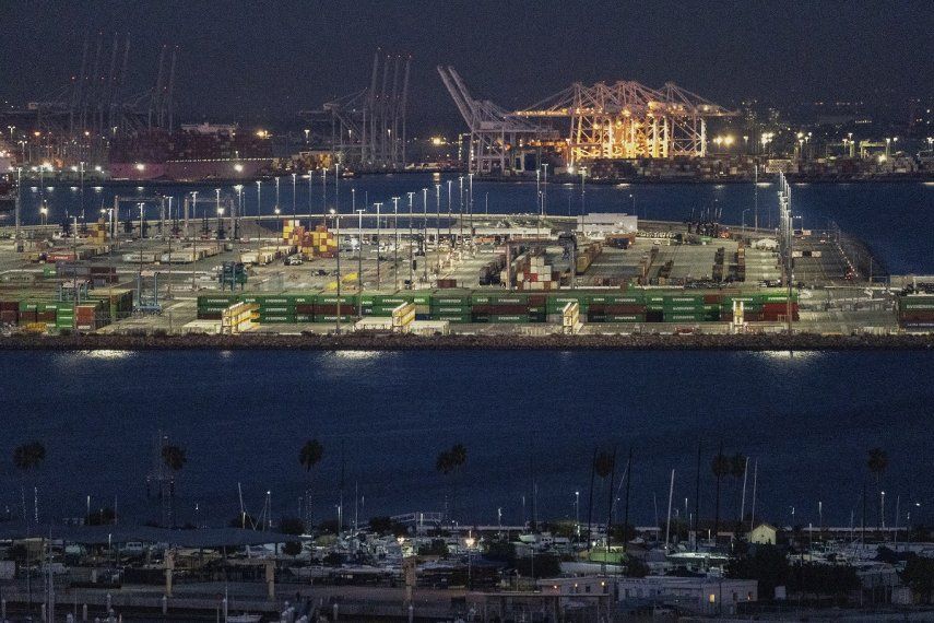 &nbsp;Muelles de carga en el Puerto de Los Ángeles, el lunes 21 de noviembre de 2022. La ruta de transporte naviero entre Los Ángeles y Shanghai (China) es una de las más transitadas del mundo.