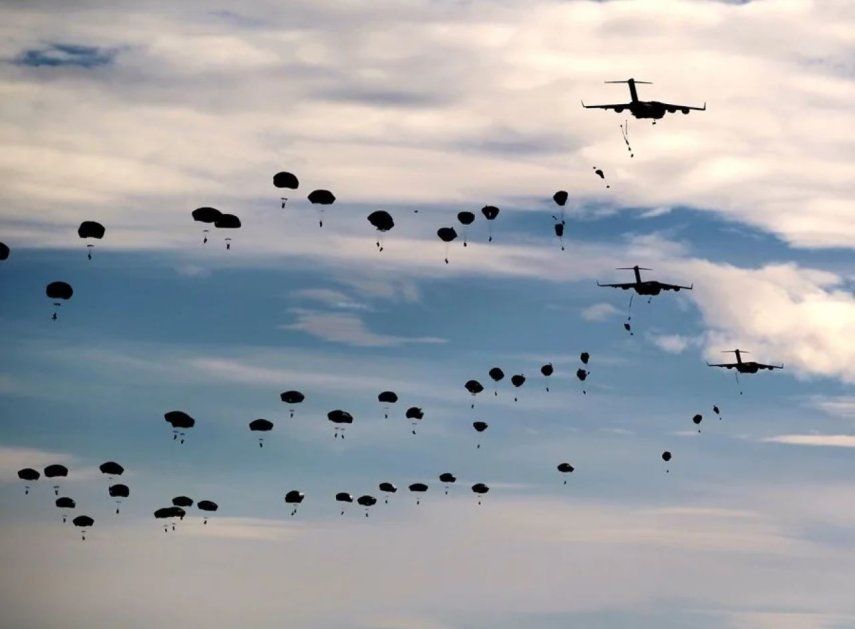 Paracaidistas de la 82 División Aerotransportada de Estados Unidos realizando un salto masivo desde unos C-17 Globemaster durante un ejercicio militar.