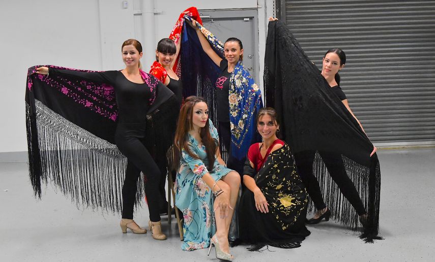 La cantante Ingrid Reino y las bailarinas durante un ensayo del espectáculo Bajo los cielos de Madrid.