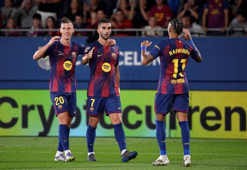 El delantero español del Barcelona #07 Ferran Torres (C) celebra el segundo gol de su equipo durante el partido de la liga española entre el FC Barcelona y el Getafe CF en el Estadio Johan Cruyff en Barcelona el 21 de septiembre de 2025.