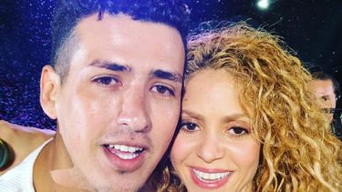 Shakira y Axel Escobar, el fan que llegó hasta el escenario del Estadio Azteca, en México, para tomarse un selfie con ella.&nbsp;