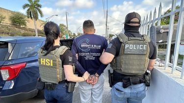 Agentes de ICE realizan un operativo contra delincuentes extranjeros en la ciudad de Miami, Florida.&nbsp;