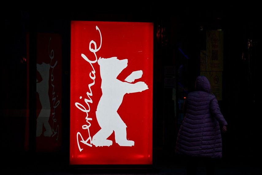 Una persona pasa junto a un cartel iluminado del 76.º Festival Internacional de Cine de Berlín, «Berlinale», en la Potsdamer Platz, el 11 de febrero de 2026.
