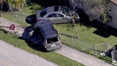 Vista de dos autos que colisionaron contra una casa en Homestead, al sur de Miami.
