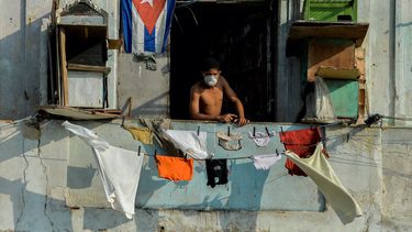 Un hombre con una mascarilla en un balc&oacute;n de La Habana, Cuba, el 11 de abril de 2020.&nbsp;