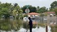 Residente de North Miami intenta limpiar la alcantarilla.&nbsp;