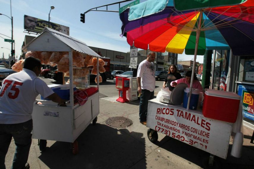 En Chicago son màs de  1.500 vendedores ambulantes latinos de fruta fresca pelada, cortada (cortesía) 