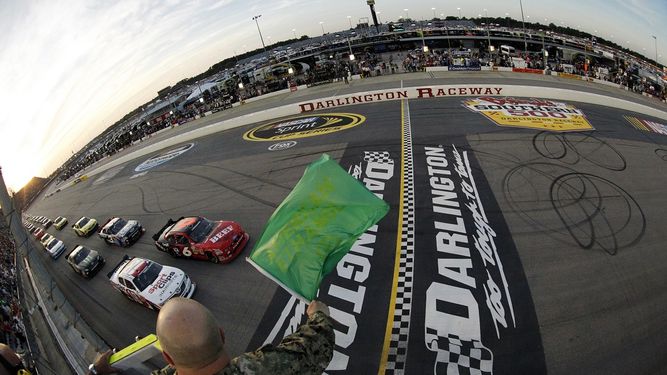 NASCAR reenciende motores, tras paralización de 10 semanas