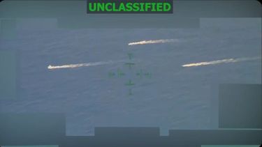 El ejército estadounidense anunció que tres personas murieron en ataques contra tres embarcaciones dedicadas al narcotráfico en aguas internacionales.