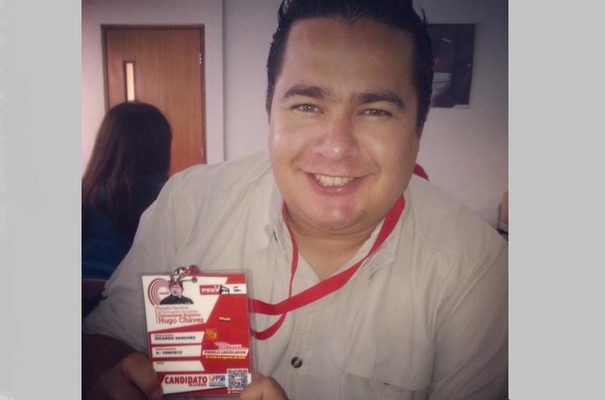 Ricardo Sánchez muestra su constancia de participación en un curso chavista. (TWITTER)