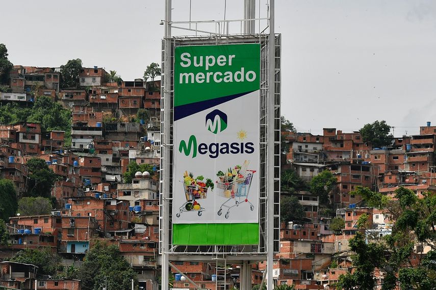 Un cartel promueve el primer supermercado iran&iacute; en Am&eacute;rica Latina cerca de un barrio pobre el mi&eacute;rcoles 29 de julio de 2020, en Caracas, Venezuela.