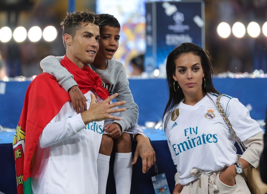CR7 celebró la victoria sobre el Liverpool junto a su familia en el campo del estadio Olímpico de Kiev.