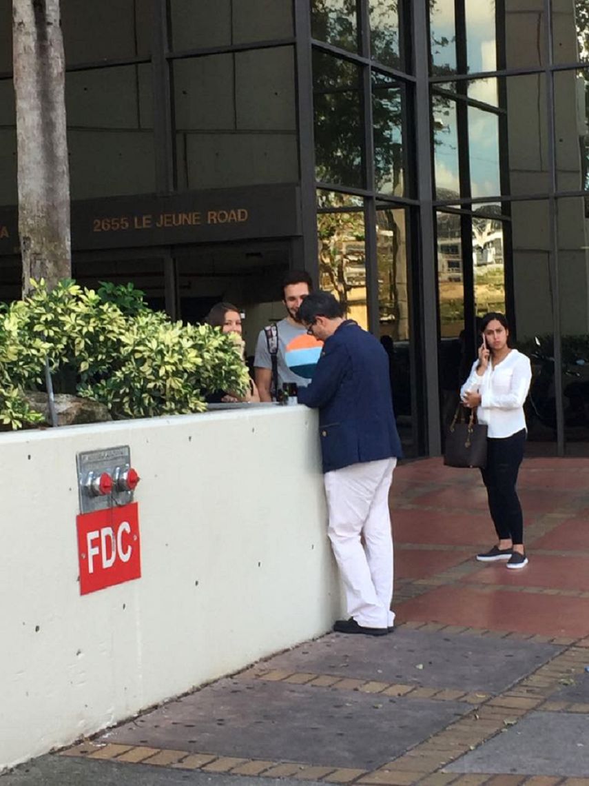 El cónsul general de España en&nbsp;Miami, Cándido Creis, atendiendo en plena calle a personas que acuden a recoger visados.