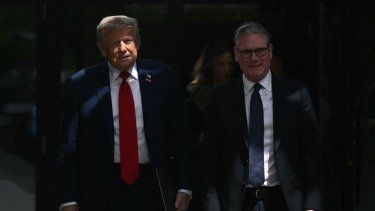 El presidente de EEUU, Donald Trump, y el primer ministro británico, Keir Starmer, caminan para hablar con los reporteros después de reunirse durante la Cumbre del Grupo de los Siete (G7) en el Pomeroy Kananaskis Mountain Lodge en Kananaskis, Alberta, Canadá, el 16 de junio de 2025.