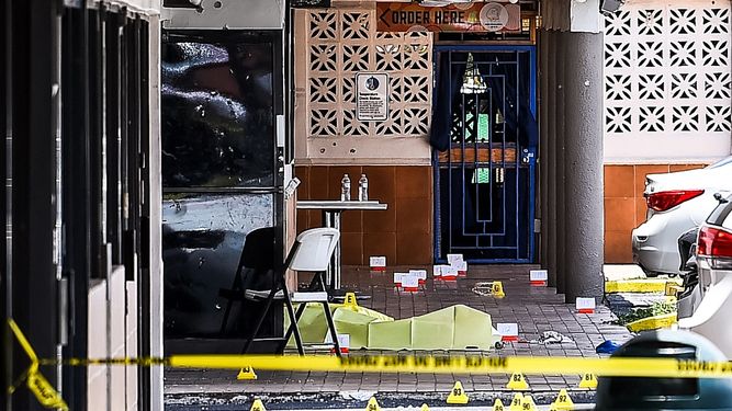 &nbsp;Dos personas murieron y al menos 20 resultaron heridas el domingo. cuando tres tiradores dispararon indiscriminadamente contra una multitud afuera de un concierto en Miami, Florida.&nbsp;