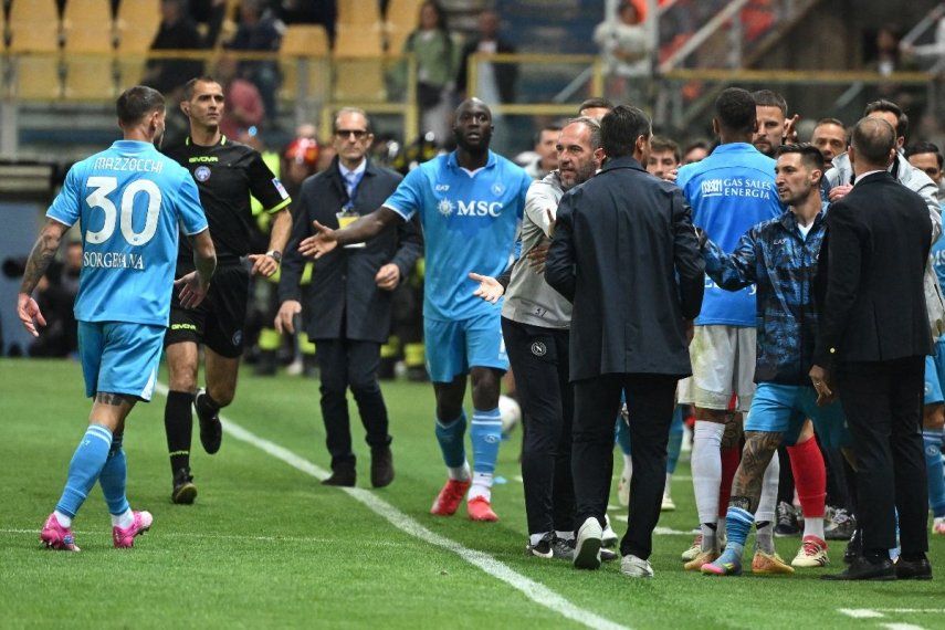 El entrenador del Parma, Cristian Chivu (atrás), discute con los jugadores del Napoli durante el partido de la Serie A italiana entre Parma y Napoli en el estadio Tardini de Parma el 18 de mayo de 2025.&nbsp;