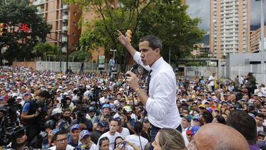 El presidente interino Juan Guaidó le habla a sus simpatizantes durante una protesta en Caracas, Venezuela, el viernes 5 de julio de 2019. 
