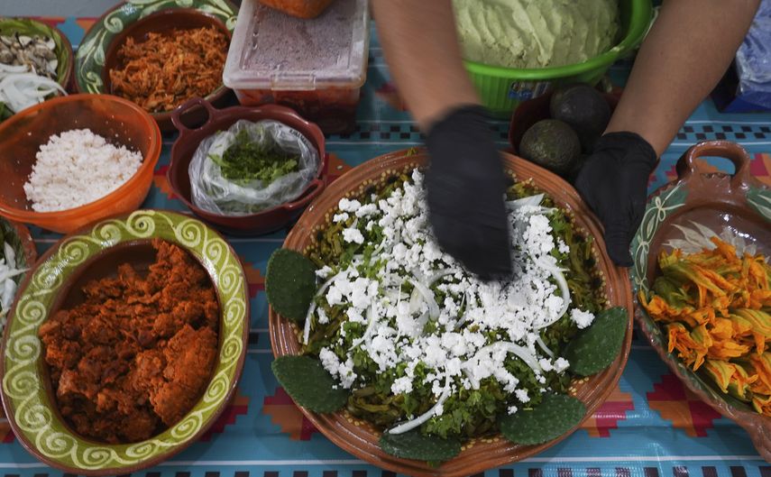 Un vendedor prepara un plato con nopales, cebolla y cilantro en la Feria de Comida Prehispánica en la delegación Iztapalapa de la capital mexicana el viernes 29 de julio de 2022.