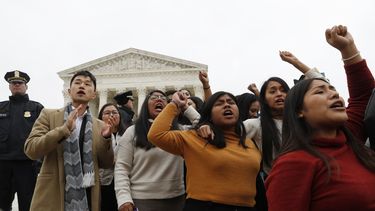 Los beneficiados por el programa de Acci&oacute;n Diferida para los Llegados en la Infancia (DACA) y otras personas salen de la Corte Suprema con sus manos en alto despu&eacute;s de que se escucharan los argumentos en el caso de la decisi&oacute;n del presidente Donald Trump de poner fin al programa el martes 12 de noviembre de 2019 en Washington.&nbsp;