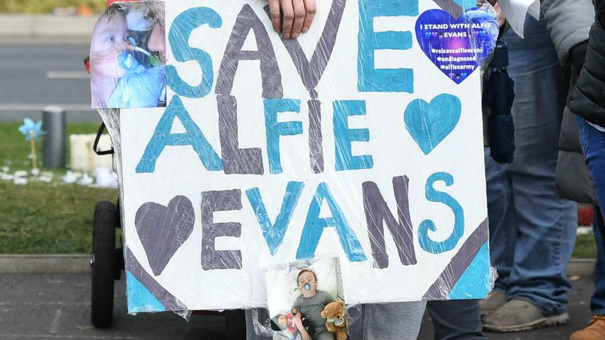 Cartel en apoyo al bebé Alfie Evans