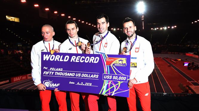 El equipo polaco posando con su medalla dorada y el premio por conquistar la prueba.