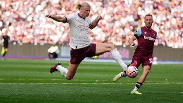 Erling Haaland del Manchester City intenta disparar a gol en el encuentro de la Liga Premier ante el West Ham, el sábado 16 de septiembre del 2023.&nbsp;