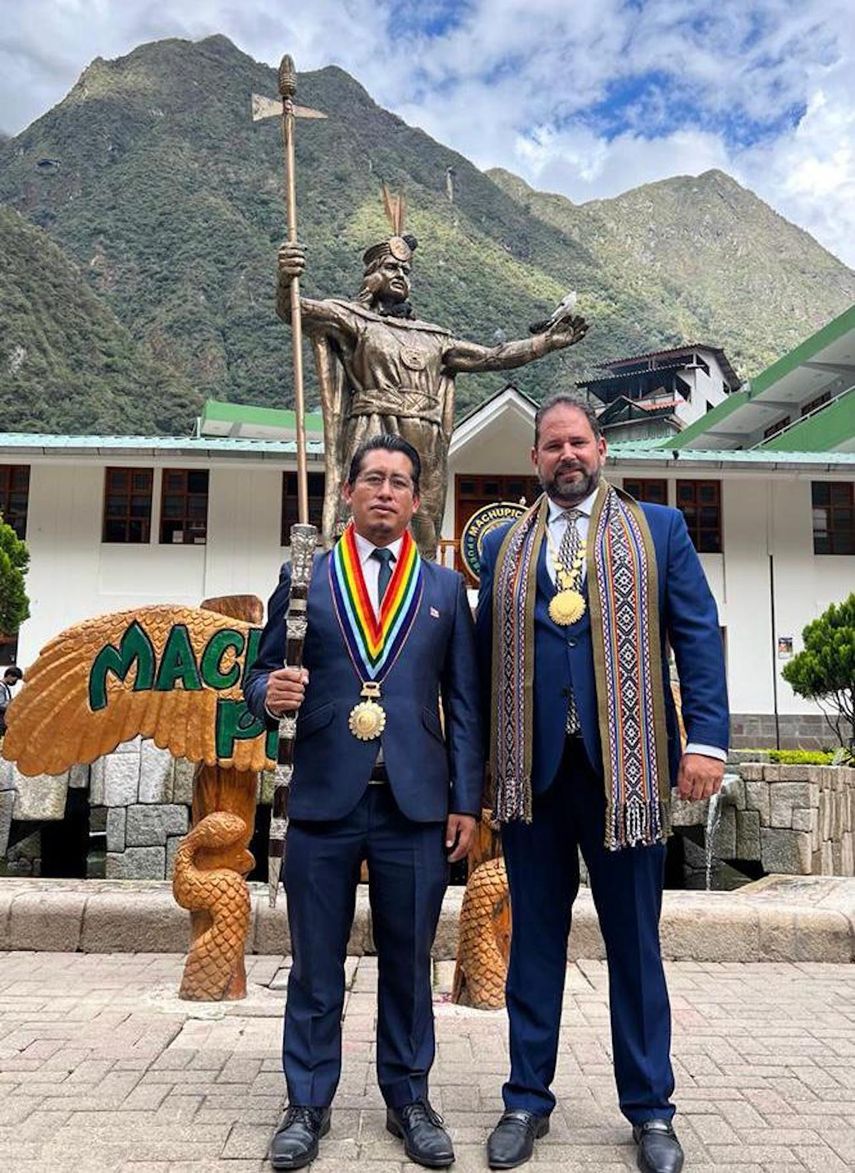 El alcalde de Machu Picchu, Darwin Baca León, y el embajador de Machu Picchu, Luis Suárez Hernández.
