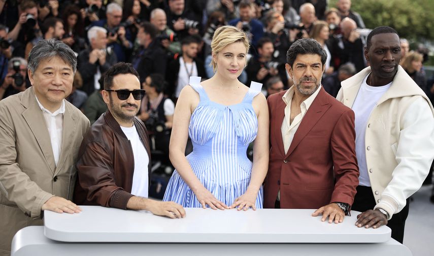 Miembros del jurado del 77º Festival de Cannes: el director japonés Hirokazu Kore-eda, el director, productor y escritor español Juan Antonio Bayona, la directora estadounidense y presidenta del jurado Greta Gerwig, el actor italiano Pierfrancesco Favino y el actor francés Omar Sy posan durante una sesión fotográfica en Cannes, sur de Francia, el 14 de mayo de 2024.