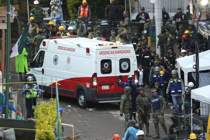 Rescatistas trabajando en la escuela Enrique Rébsamen.