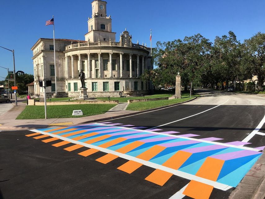 El artística venezolano Carlos Cruz-Diez coloreó las rayas blancas de ocho cruces de peatones cercanos a la sede de la alcaldía de Coral Gables, ciudad aledaña a Miami,&nbsp;Florida.