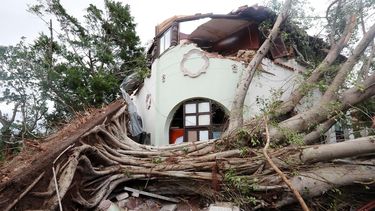 Fotografía de una vivienda afectada por la caída de árboles tras el paso de un tornado en la madrugada del lunes 28 de enero de 2019, en La Habana, Cuba.