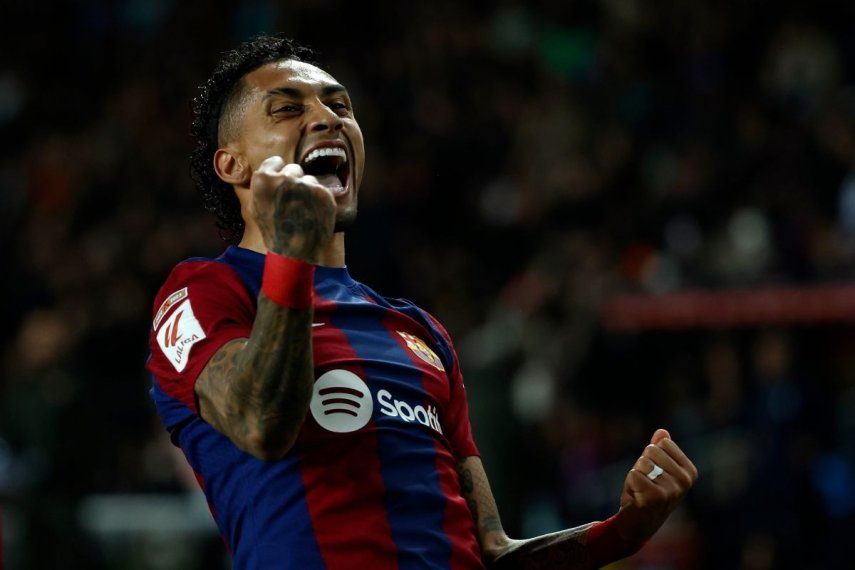 El brasileño Raphinha, del Barcelona, festeja luego de anotar ante Las Palmas en un encuentro de La Liga española, disputado el sábado 30 de marzo de 2024&nbsp;