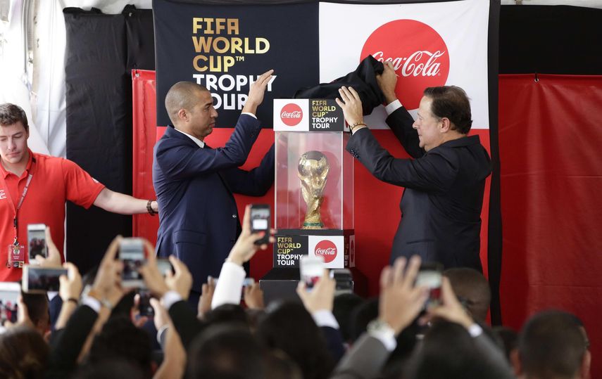 El presidente,&nbsp;Juan Carlos Varela, recibió el trofeo en la capital panameña.
