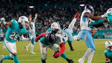 Derrick Henry (22), running back de los Titans de Tennessee, anota un touchdown durante la segunda mitad del juego de la NFL en contra de los Dolphins de Miami, el lunes 11 de diciembre de 2023, en Miami.&nbsp;