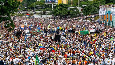 El Distribuidor Altamira en Caracas se colmó de opositores quienes exigen que se celebre el referendo convocatorio contra Nicolás Maduro.