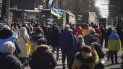 Personas con banderas ucranianas caminan hacia los camiones militares rusos durante una marcha contra la ocupación de Rusia, en Jersón, Ucrania, el domingo 20 de marzo de 2022. 
