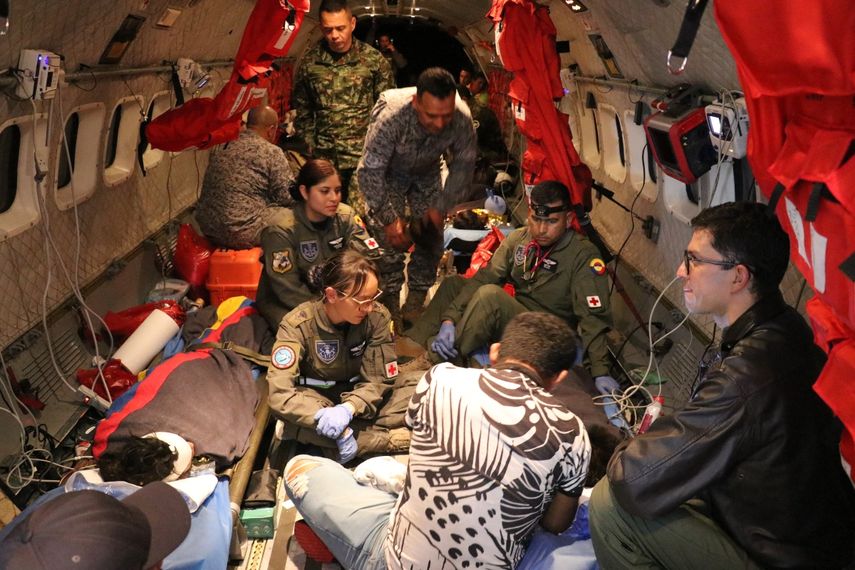 Esta fotografía publicada por la Fuerza Aérea Colombiana muestra a miembros del Ejército colombiano revisando a uno de los cuatro niños indígenas que fueron encontrados con vida después de estar perdidos durante 40 días en la selva amazónica colombiana luego de un accidente aéreo en San José del Guaviare durante su traslado a Bogotá. Producen documental sobre niños rescatados en la Amazonía.