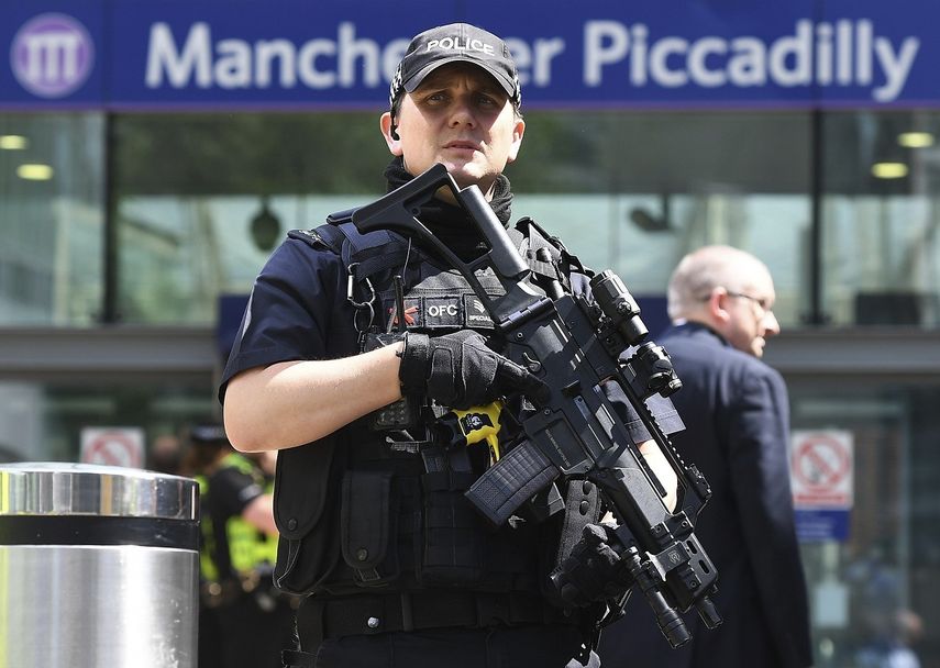 La Policía de la ciudad de Manchester recibió la primera llamada de emergencia el lunes a las 22:33, hora local. En total fueron 240 las llamadas recibidas en relación con la explosión.