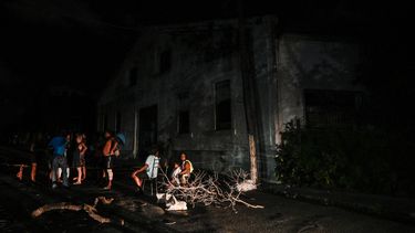 Los residentes se reúnen afuera en un vecindario bloqueado en medio de un apagón eléctrico prolongado después del huracán Ian en La Habana el 30 de septiembre de 2022.