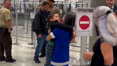 Madre e hijo se reencuentran en el Aeropuerto Internacional de Miami. &nbsp;