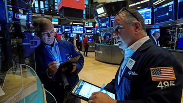 Agentes de la Bolsa en el piso de remate de Wall Street.