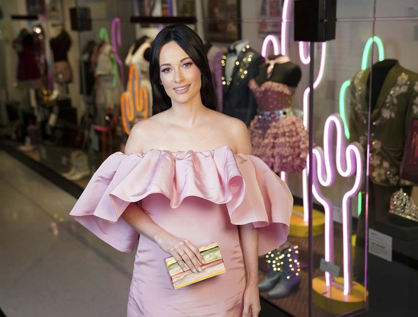 Las letras que escribió con Lambert, Shane McAnally, Ian Fitchuk y Daniel Tashian se ven intercaladas entre premios y atuendos junto con una carta que le escribió a uno de sus ídolos de la composición: John Prine.&nbsp;