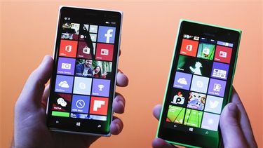 Los nuevos teléfonos Microsoft Lumia 830, izquierda, y 730, derecha, son presentados en la feria electrónica IFA de Berlín, jueves 4 de septiembre de 2014. (Foto: AP)