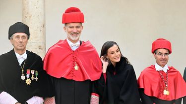 El rector del centro, José Vicente Saz Pérez, rey Felipe VI y la reina Letizia a la salida del acto de investidura como Doctor Honoris Causa por la Universidad de Alcalá, el 27 de febrero de 2024, en Madrid, España. 