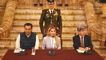 Jeanine Áñez (cen.) asumió como presidenta interina de Bolivia tras la obligada renuncia de Evo Morales.