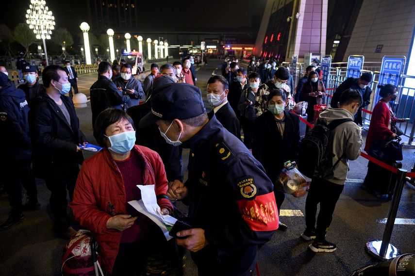 Centenares de pasajeros llegaron a la estaci&oacute;n de trenes de Wuham para abandonar la ciudad tras la cuarentena por COVID-19.